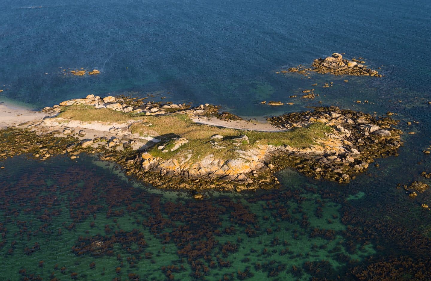 Vista aérea de los islotes graníticos de Areoso rodeados de aguas cristalinas, Ría de Arousa